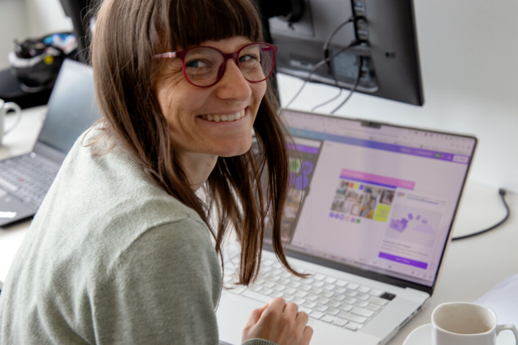 Anna Hernandez von dem Startup From Creatives For Creatives bei der Erstellung ihres Moodboards.