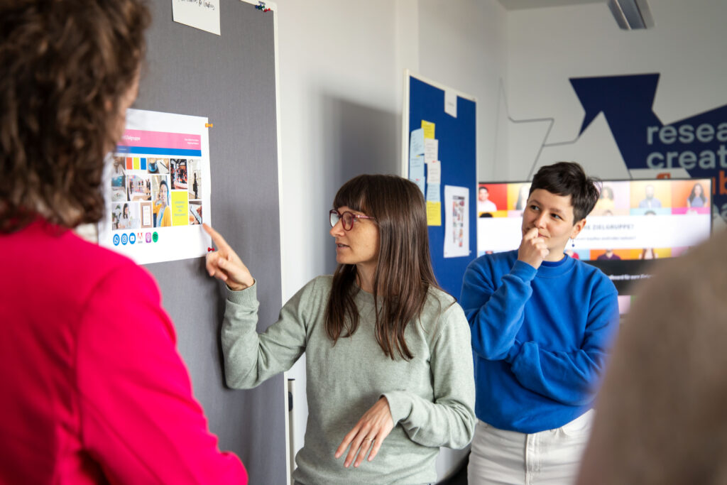Anna Hernandez präsentiert ihr Mood Board vor den anderen Teilnehmerinnen.