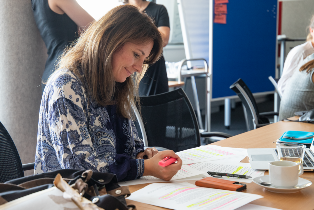 Tina Goebel aus Batch #2 schriebt an ihrem Buisness-Plan in einem Workshop.