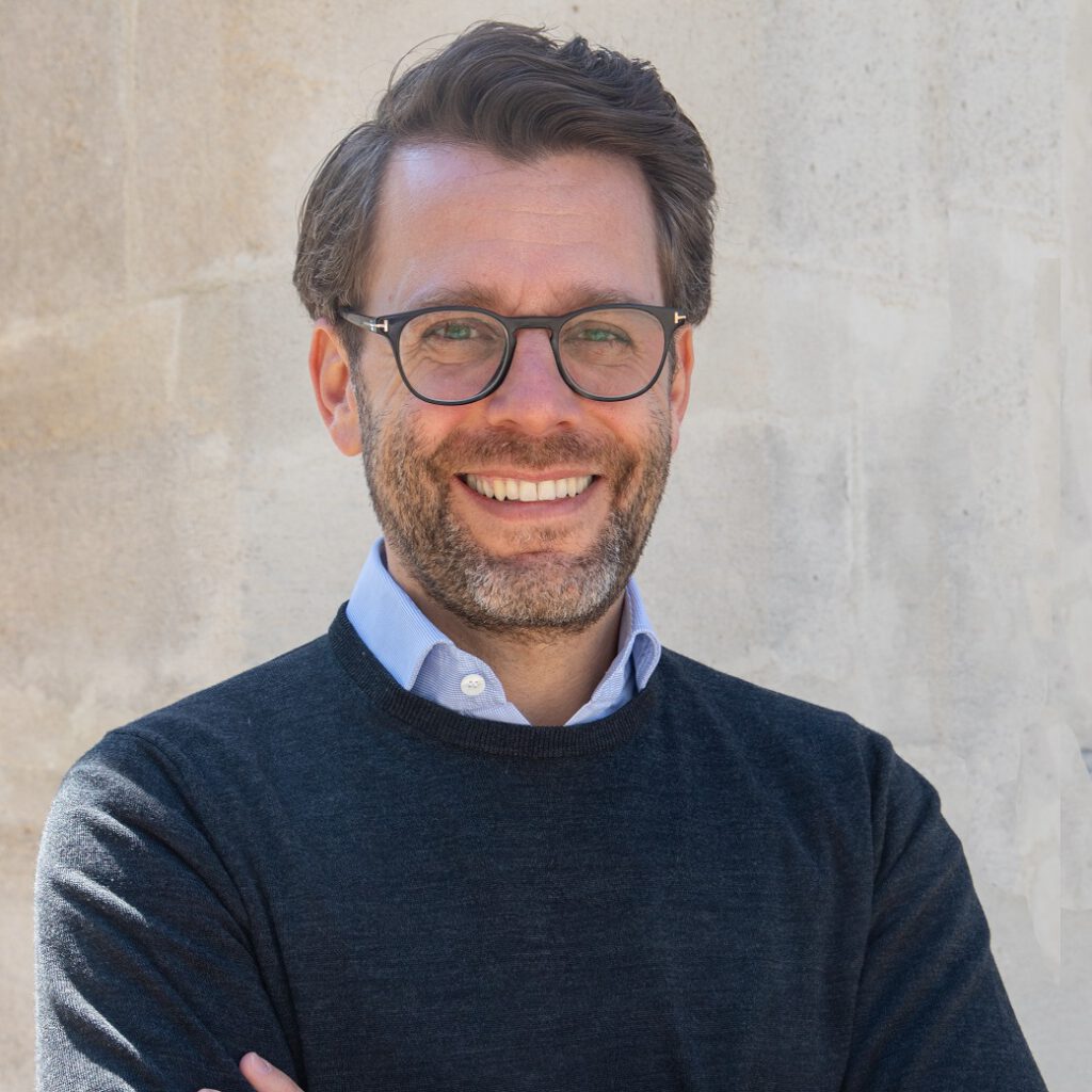 Auf diesem Bild ist Markus Graf. Er ist CCO der Mediengruppe Wiener Zeitung.