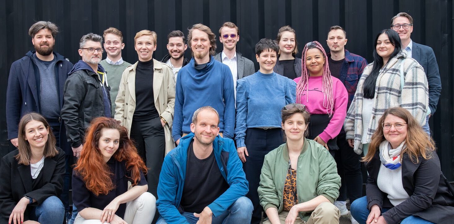 Auf diesem Bild sind einige unserer Alumni abgebildet.