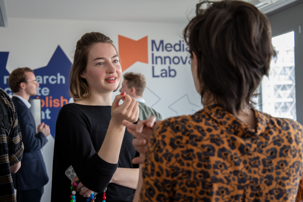 Auf dem Bild unterhält sich Carolin Schmid mit einer weiteren Teilnehmerin des Fellowships 2023.