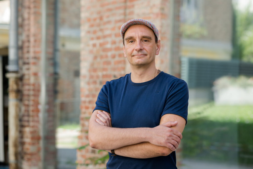 Auf diesem Bild ist Georg Zeglovits abgebildet. Als UX Experte arbeitet er Intern für das Media Innovation Lab.
