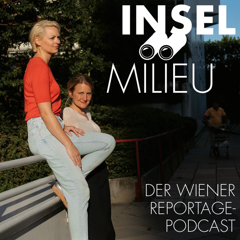 Jana Mack und Julia Breitkopf von dem Podcast Insel Milieu posieren für ein professionelles Coverfoto.